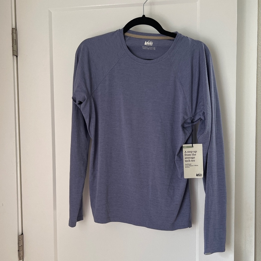 Tags on Columbia long-sleeve running tee